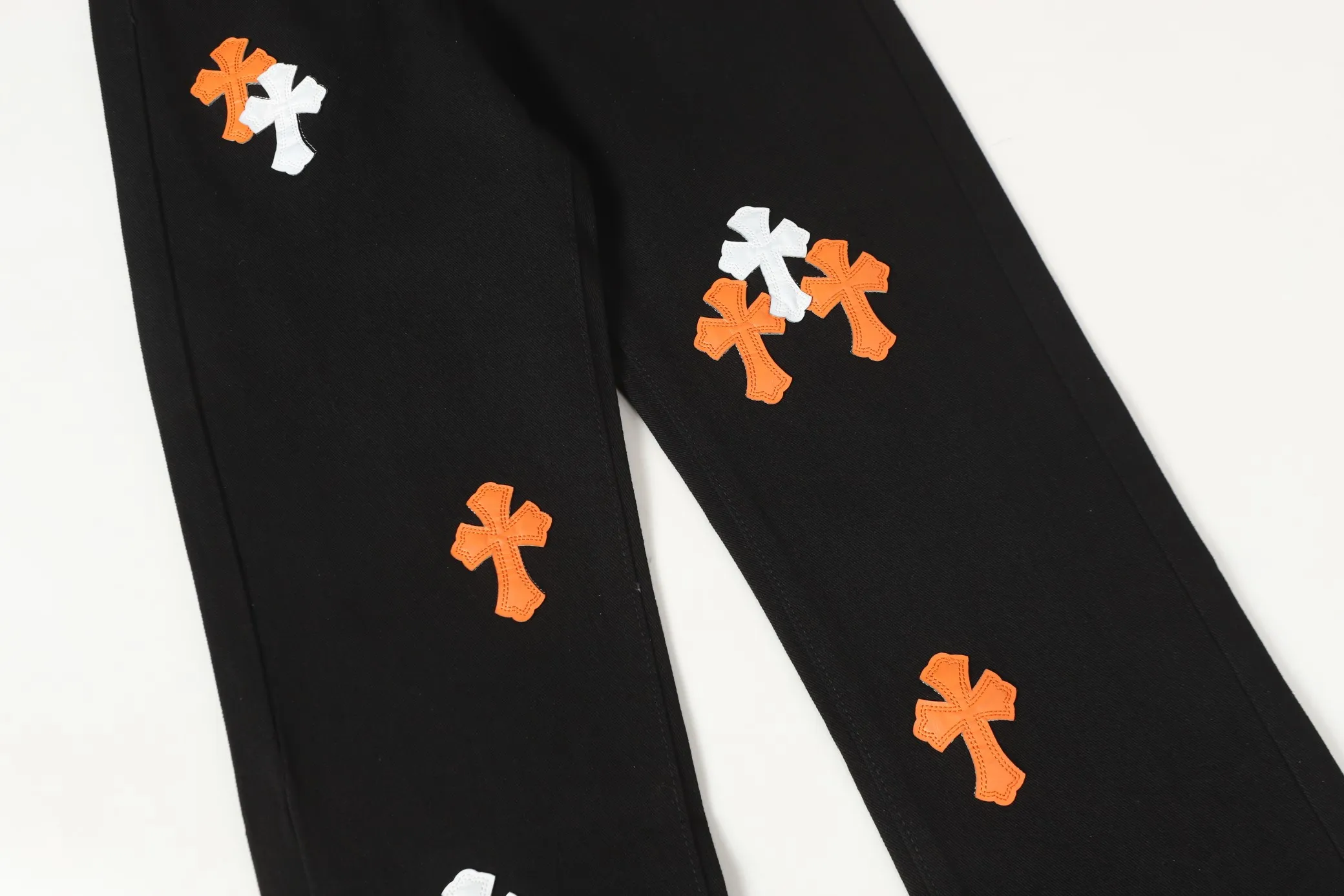 P280 -Chrome Hearts/Chrome Hearts 25ss classic colorful leather cross washed color fabric unisex denim trousers -Vibe style straight stacked god-level version -Carbon fine bias denim color fabric -Old vintage complete set of hardware - Chrome Hearts high version uses high-ounce custom fabrics, fermentation washing and soft color fixation, soft and thick to wear. The details are all hand-polished and crafted. All-over jacquard fabrics unique design style through multiple processes to create a full retro feel Niche unique non-contrasting shirt Customized distressed spray-painted buttons Craftsmanship in every detail Color: Picture color Code number: 28-36